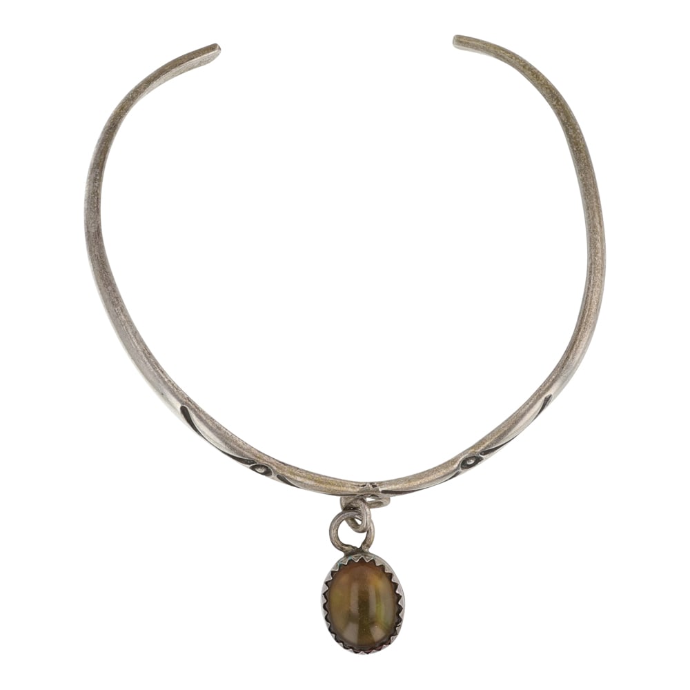 Vintage Navajo Agate Bracelet: Sterling Silver | Genuine Agate | Vintage Navajo Agate Bracelet | Navajo Native American Southwest Indian Jewelry | Good (no breaks or damages) | Approximate Weight: 5 Grams | Bracelet: 5" inner, 1"