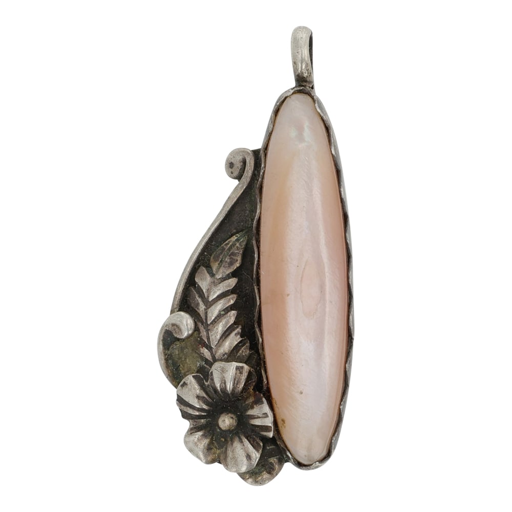 Vintage Navajo Pink Shell Pendant: Sterling Silver | Genuine Pink Shell | Vintage Navajo Pink Shell Pendant | Navajo Native American Southwest Indian Jewelry | Good (no breaks or damages) | Approximate Weight: 4 Grams | Pendant: 1.5"