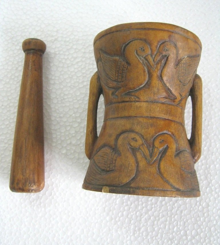 Wooden mortar and pestle , ducks engraved: Wooden mortar and pestle , ducks engraved . Size : 1.10 x 3.00 x 3.00 and 4.75 x 1.00 x 1.00 inch .