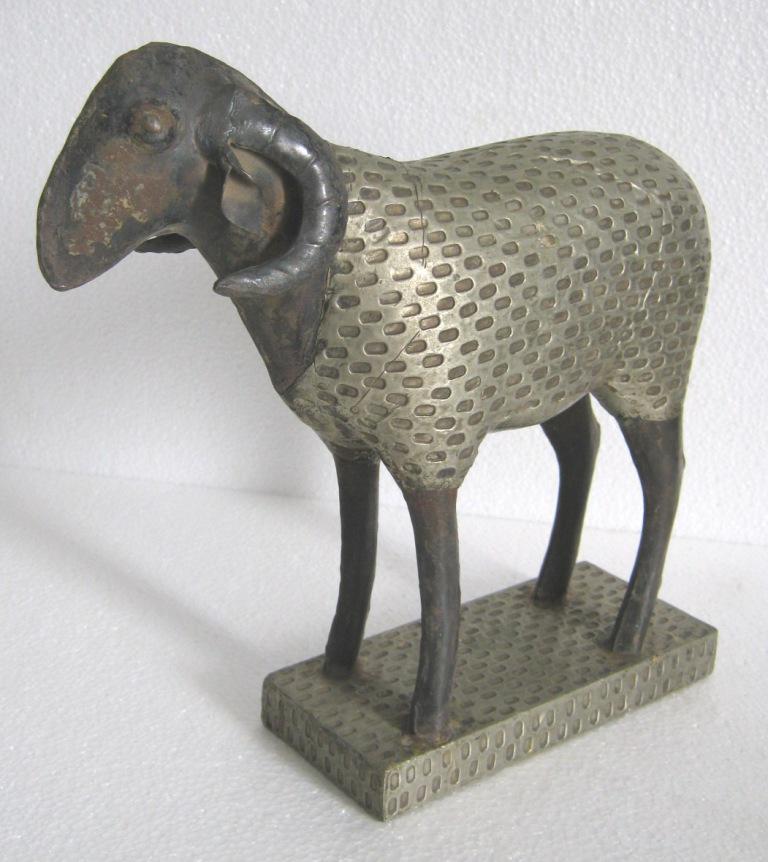Detailed Ram decoration piece (1 of 7)