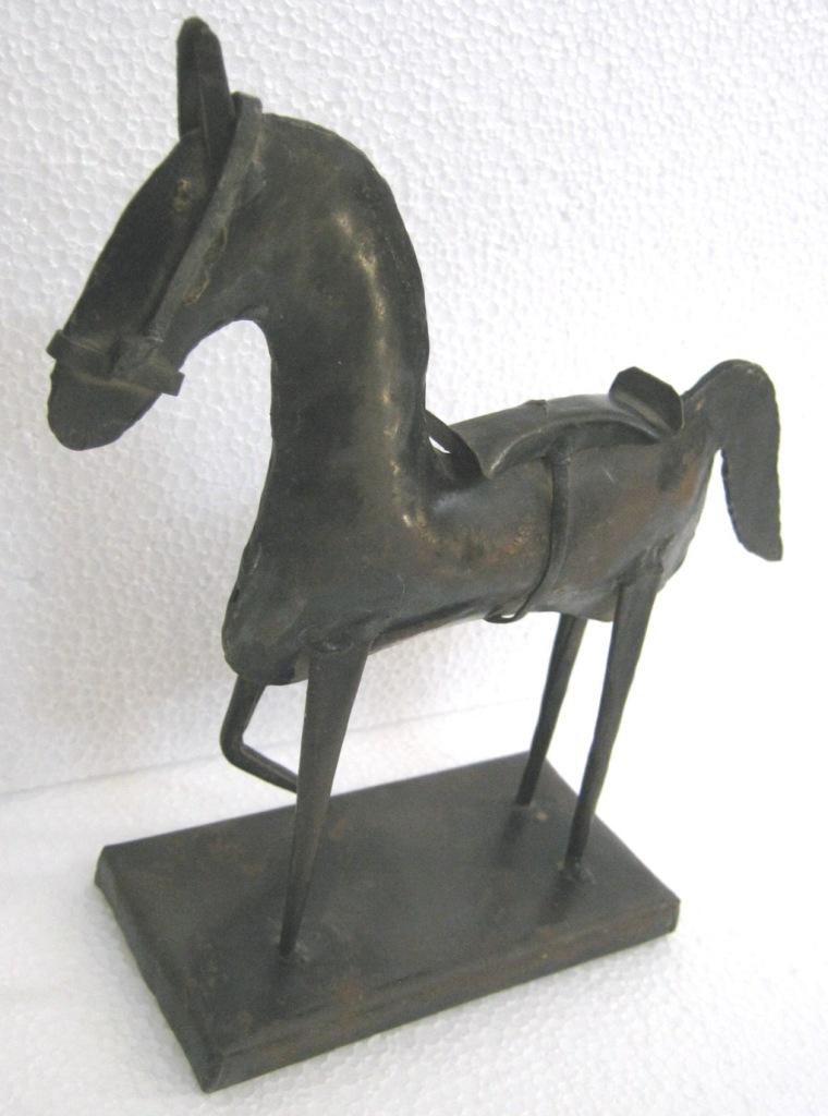 Iron horse doorstop / decorative detailed: Iron horse doorstop / decorative detailed . Size : 8.25 x 8.25 x 2.70 inch .