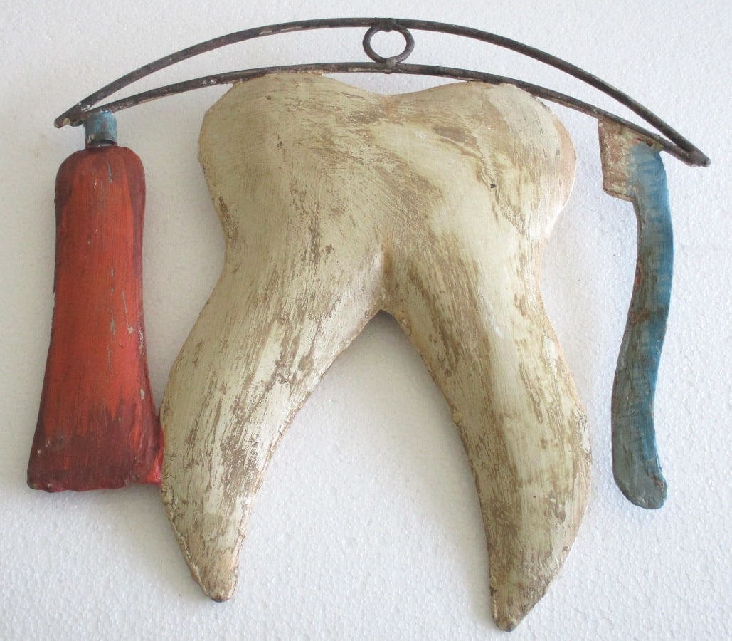 Dentist's advertisement trade sign , tooth , paste & brush: Iron Dentist's advertisement trade sign , tooth , paste & brush . Size : 12.50 x 12.80 x 1.10 inch .