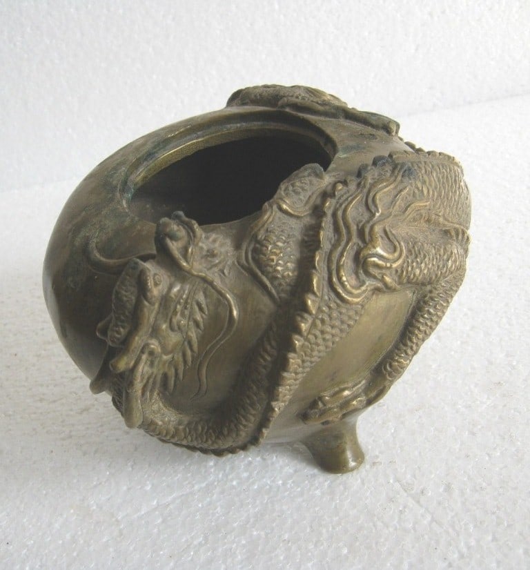 Bronze Chinese tripod , Dragon . Detailed (1 of 9)