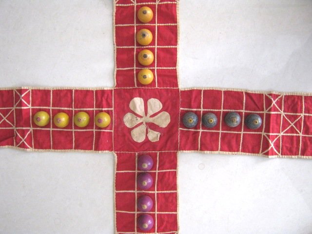 ANTIQUE CHESS SET / CHAUPAR MUGHAL (1 of 7)