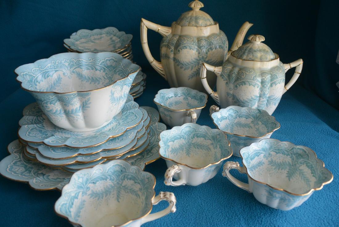 A set of British antique blue-and-white porcelains from: 一套多件百年前英国古董蓝花瓷器：这套瓷器用具，包括