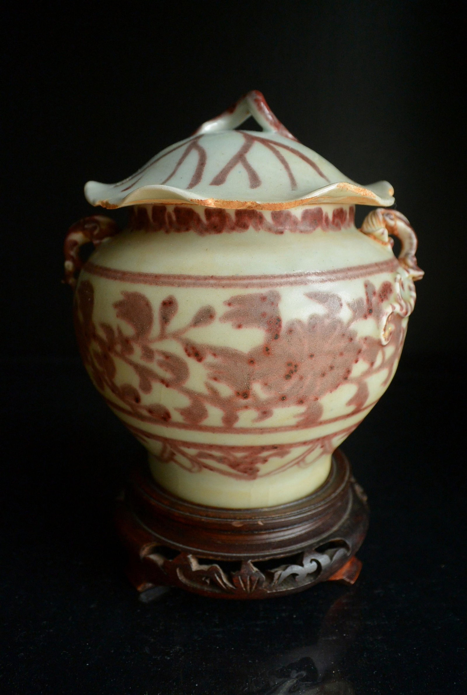 Yuan- Early Ming Dynasty Red glaze Double Dragon Ear Pa: 元-明代早期 釉里红双螭龙耳西番莲纹盖罐：拍品尺寸：ོ