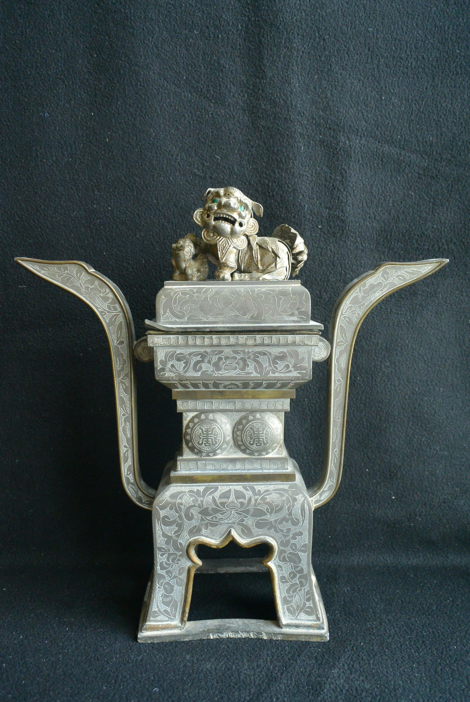A Finely Mid-Qing tin organs hat ear incense burner: 清代中期 锡器官帽耳香炉：拍品尺寸：H:31.3cm,L:29.8cm,W:10cm.--------------------A Finely Mid-Qing