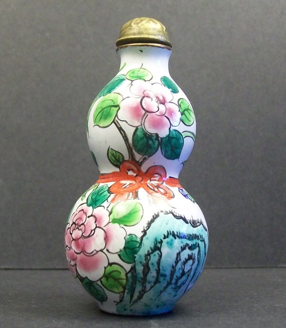 A Fine Chinese Enameled Double Gourd Snuff Bottle (1 of 7)