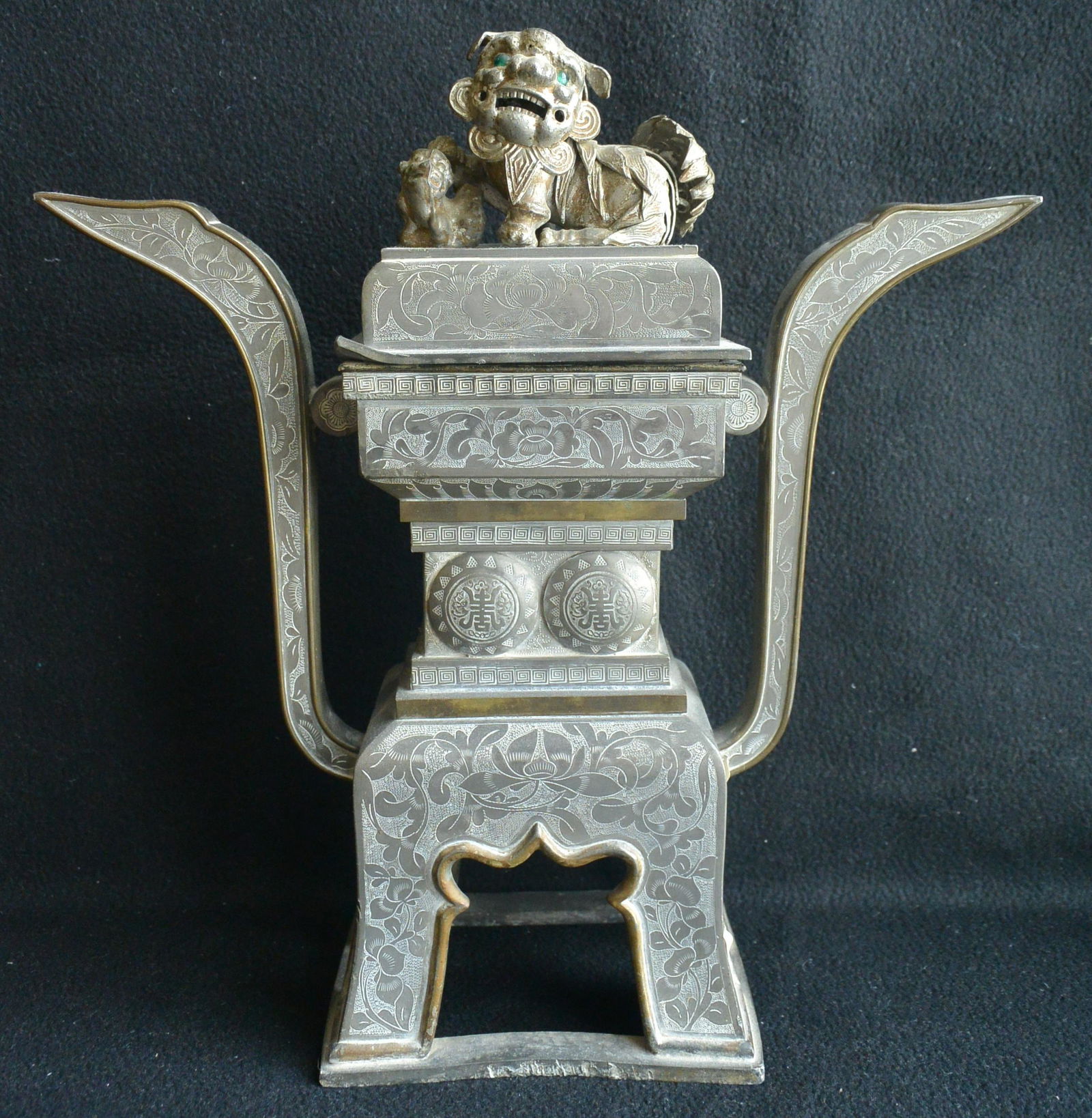 A Finely 18-19TH.C. Qing tin organs hat ear incense: 18-19世纪，清代手工錾刻锡器官帽耳香炉：拍品尺寸：高度:31