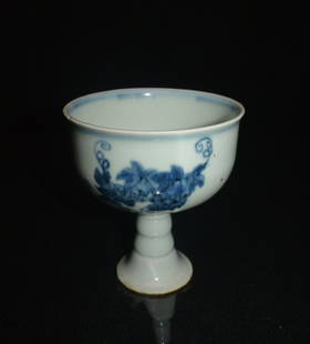 Chinese Porcelain B/W grapes grain High foot Cup Ming: 青花葡萄蝴蝶纹饰高足杯，明代晚期-中期：拍品尺寸：ོ