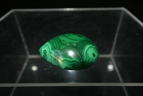 Natural Malachite Pendant: 天然孔雀石挂坠：尺寸：长度：3.5cm, 高度:4.3cm.