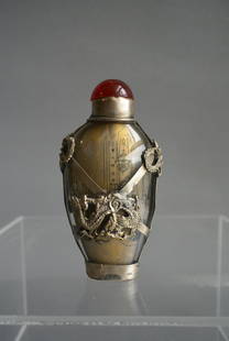 Zhou Leyuan, a famous Beijing master, painted a gold and glass snuff bottle: 北京名家周楽元内画描金玻璃胎鼻烟壶：拍品尺寸：H:8cm.