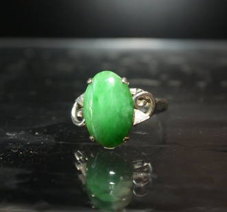 Silver Set Natural Jadeite Ring: Silver Set Natural Jadeite Ring: 银圈镶嵌翡翠戒指：拍品尺寸：翡翠戒面：1.2 x .07 x