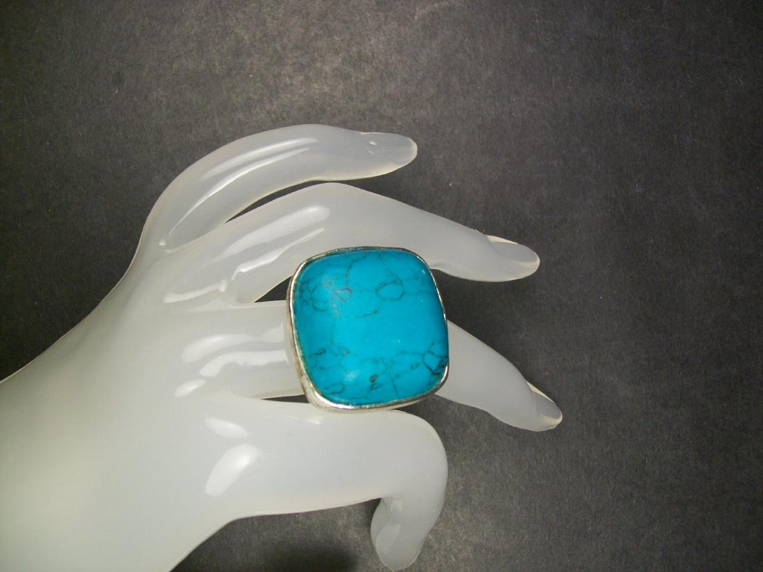 A FINELY AND BEAUTIFUL STERLING SILVER TURQUOISE RING (1 of 10)