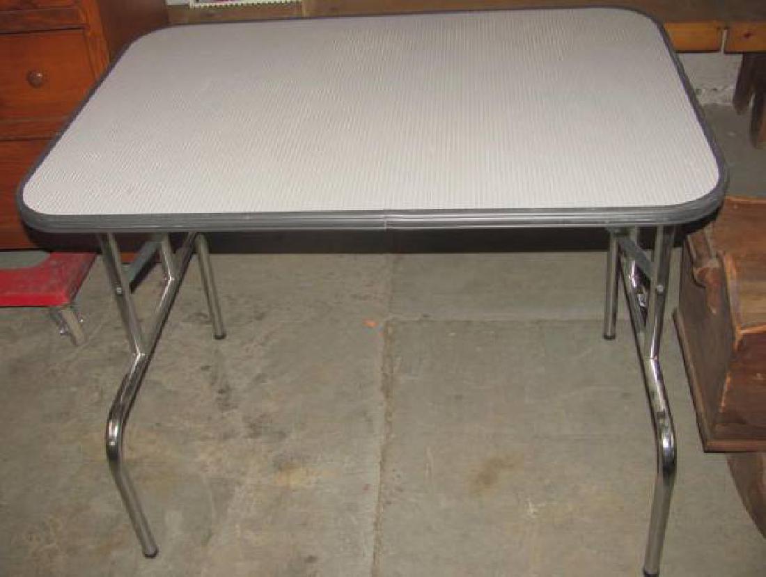 Dog Grooming Table: This does fold