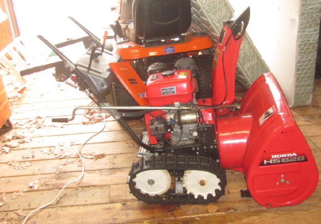 Honda HS828 Snowblower (1 of 3)