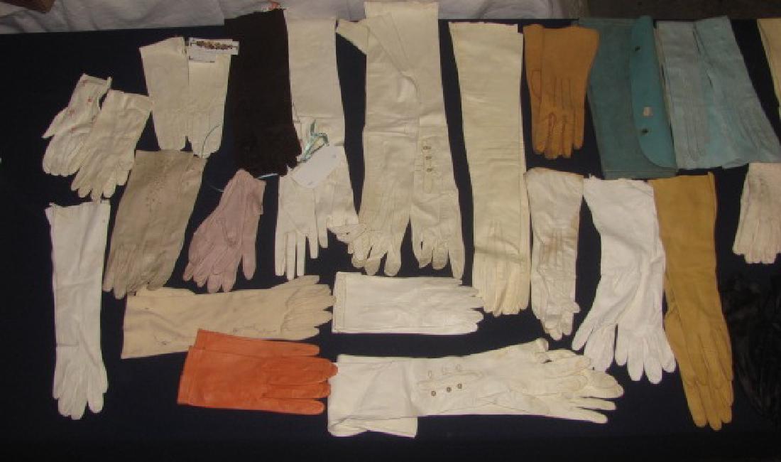 Glove Lot: There are 22 pairs of Gloves