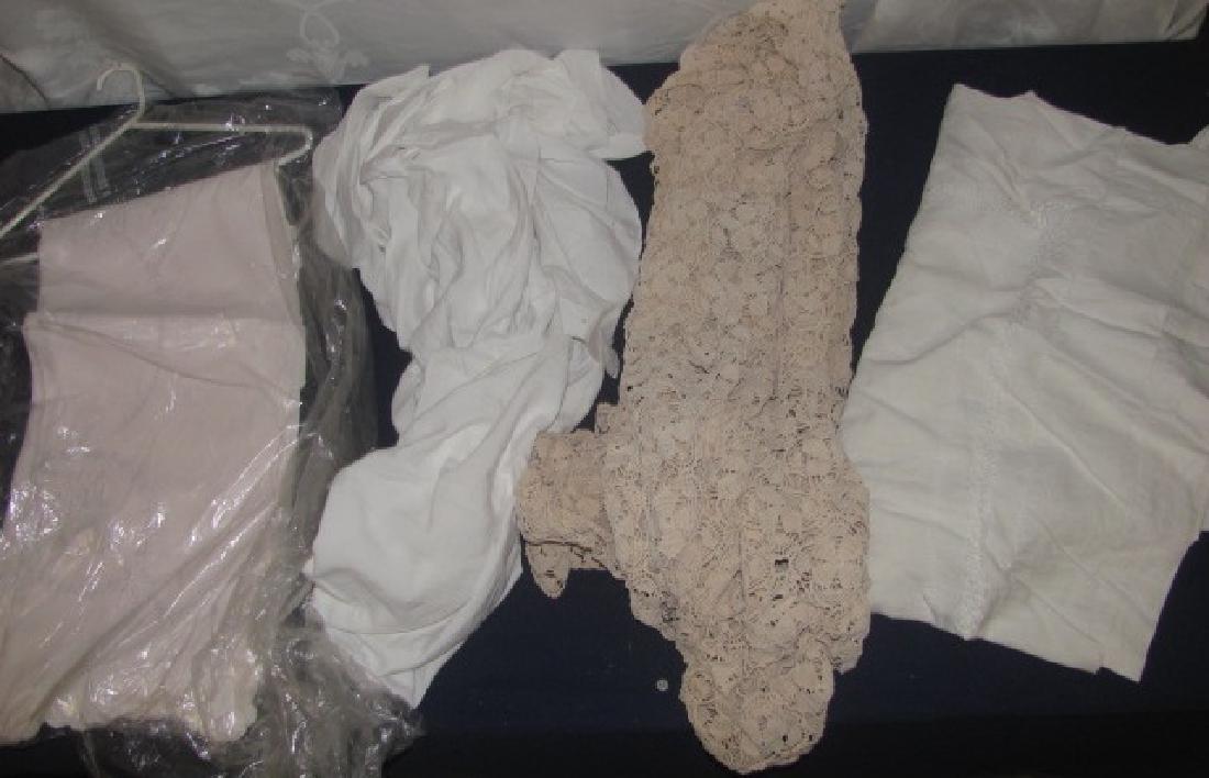 4 Table Cloths: 4 table cloths