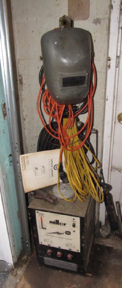 Lincoln Thunder Bolt 225v Welder: Also comes with Leads, Shield, extension cords, grease gun,