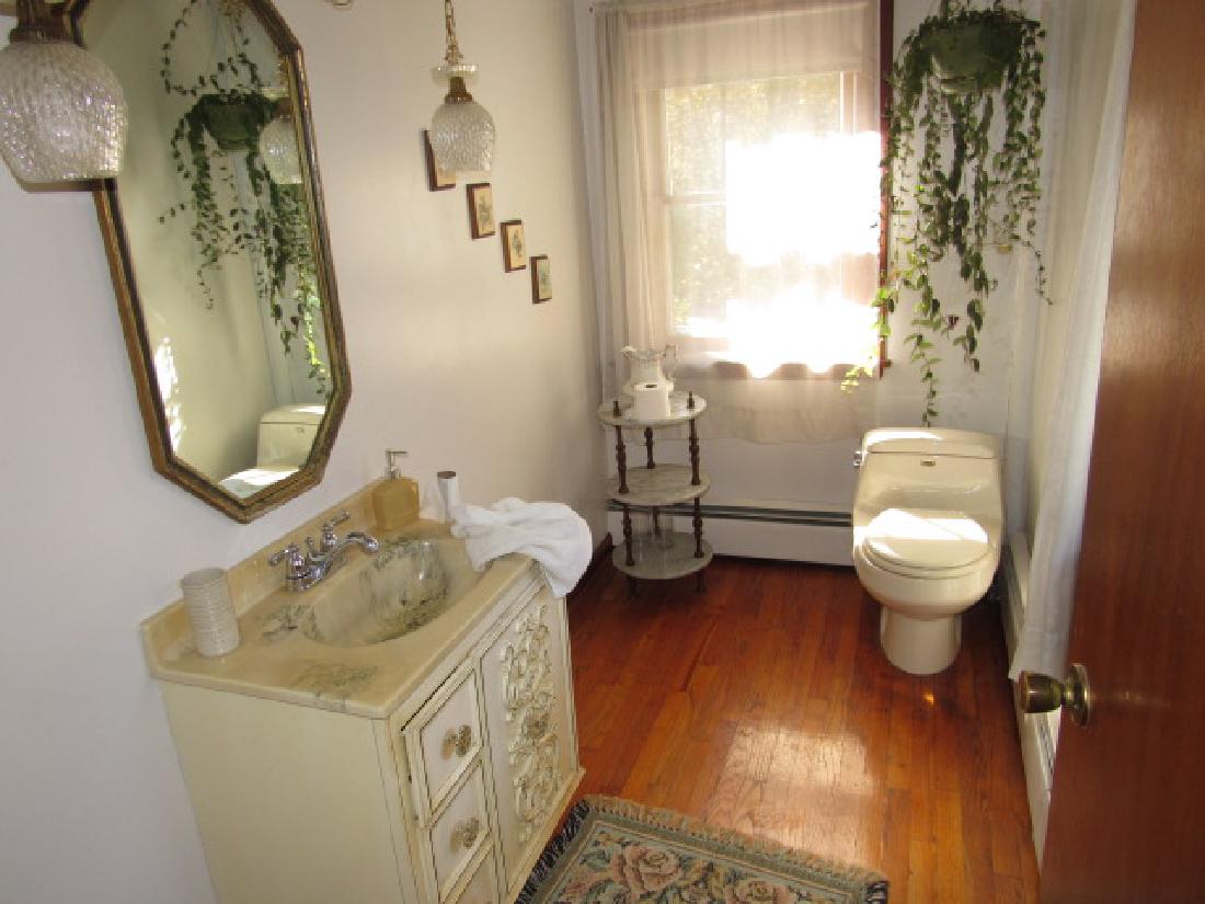 Bathroom Contents (1 of 4)