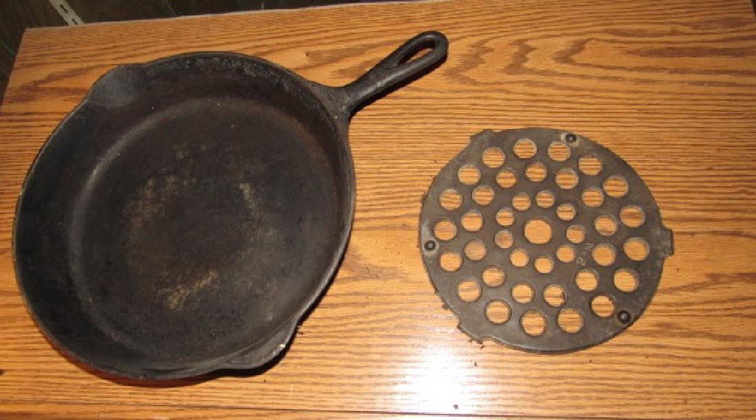 Griswold No, 10 Cast Iron Skillet (1 of 2)