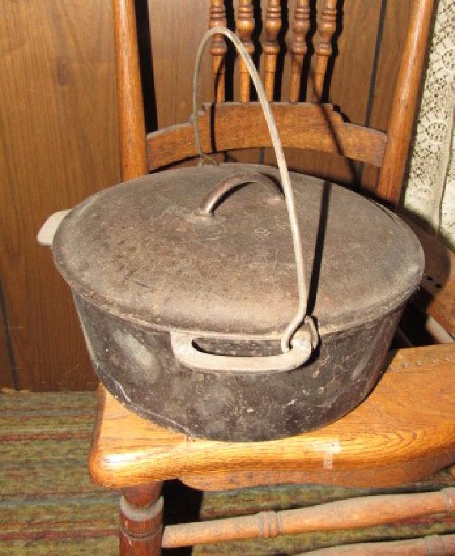Antique Cast Iron No. 8 Dutch Oven: Dutch Oven