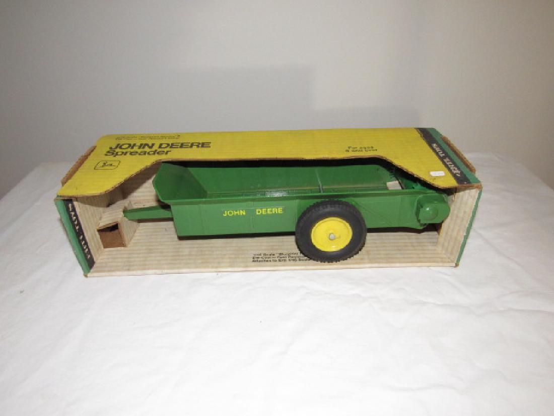 Ertl John Deere Manure Spreader in Orig. Box (1 of 3)