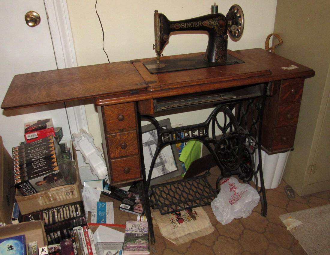 Singer Sewing Machine (1 of 9)