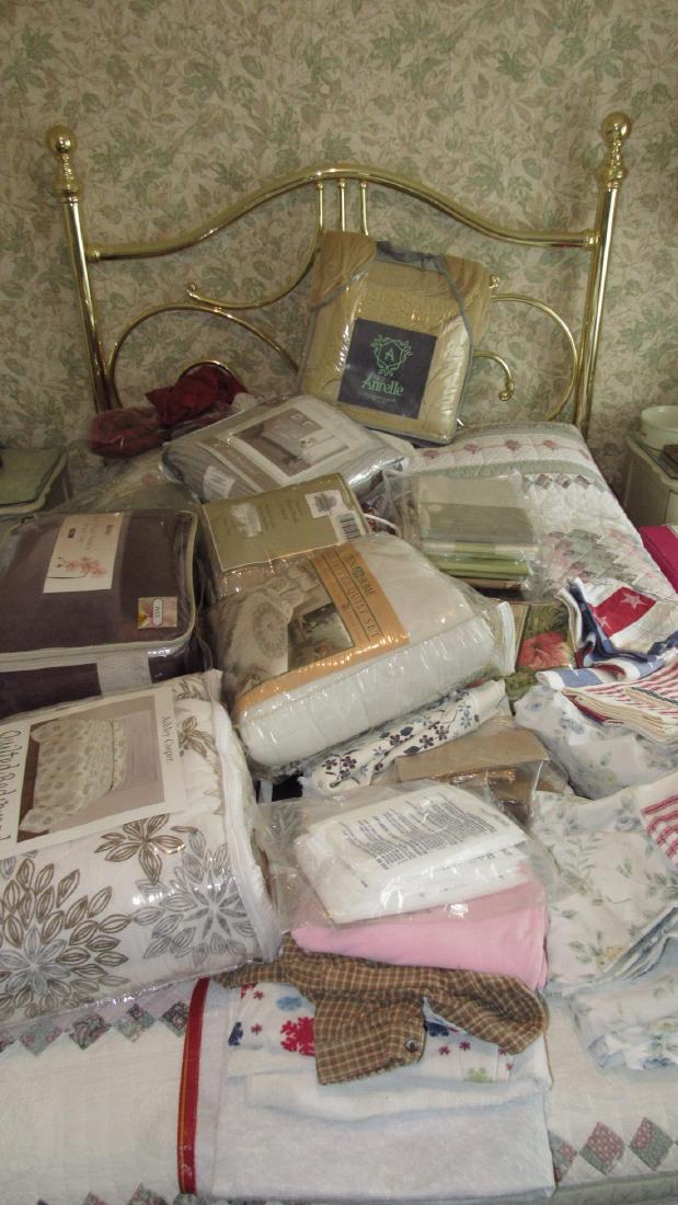 Large Lot of Bedspreads / Comforters (1 of 9)