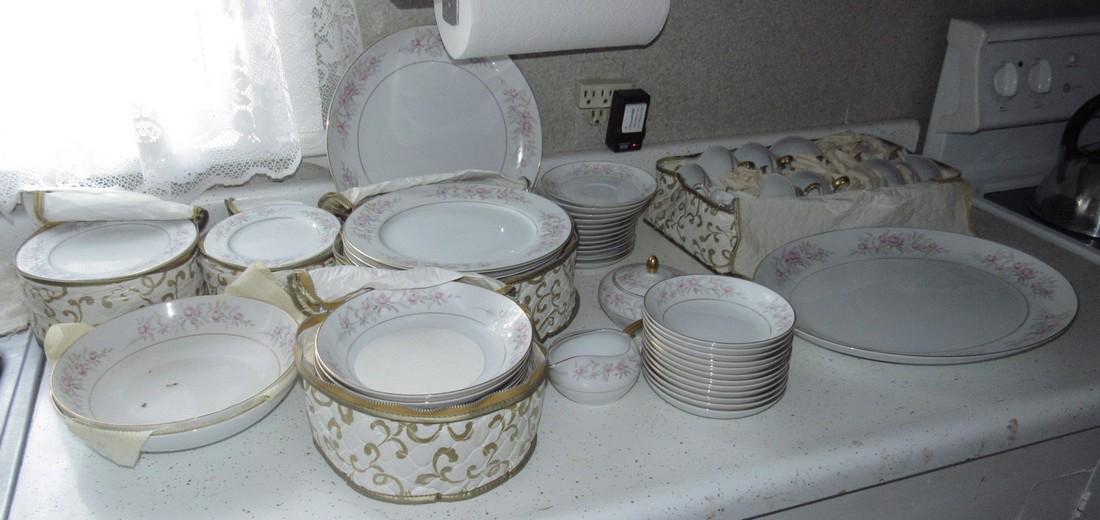 Mikas China Lois 8131 Dinnerware: Approx. 90 pieces