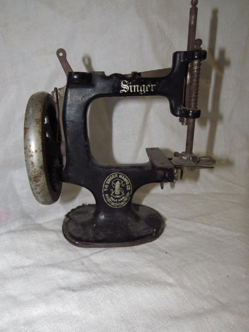Childs Singer Sewing Machine: Approx. 6 3/4" tall.