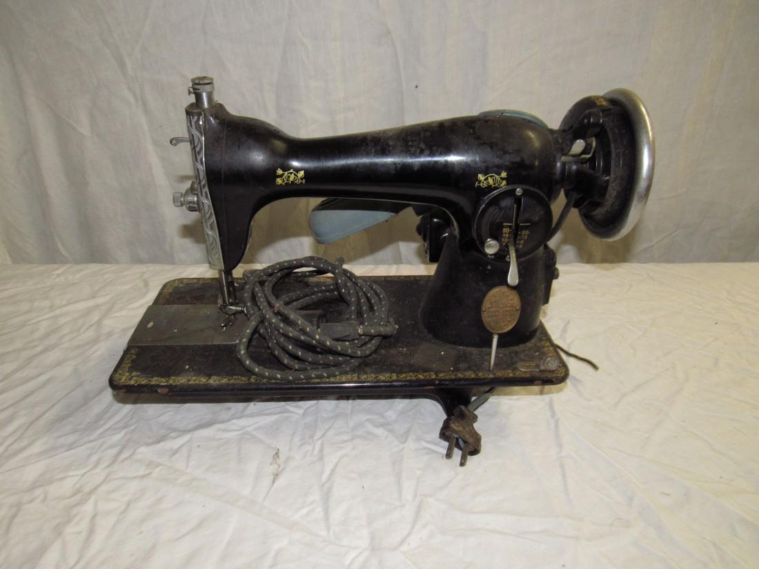 Deluxe Family Sewing Machine (1 of 6)