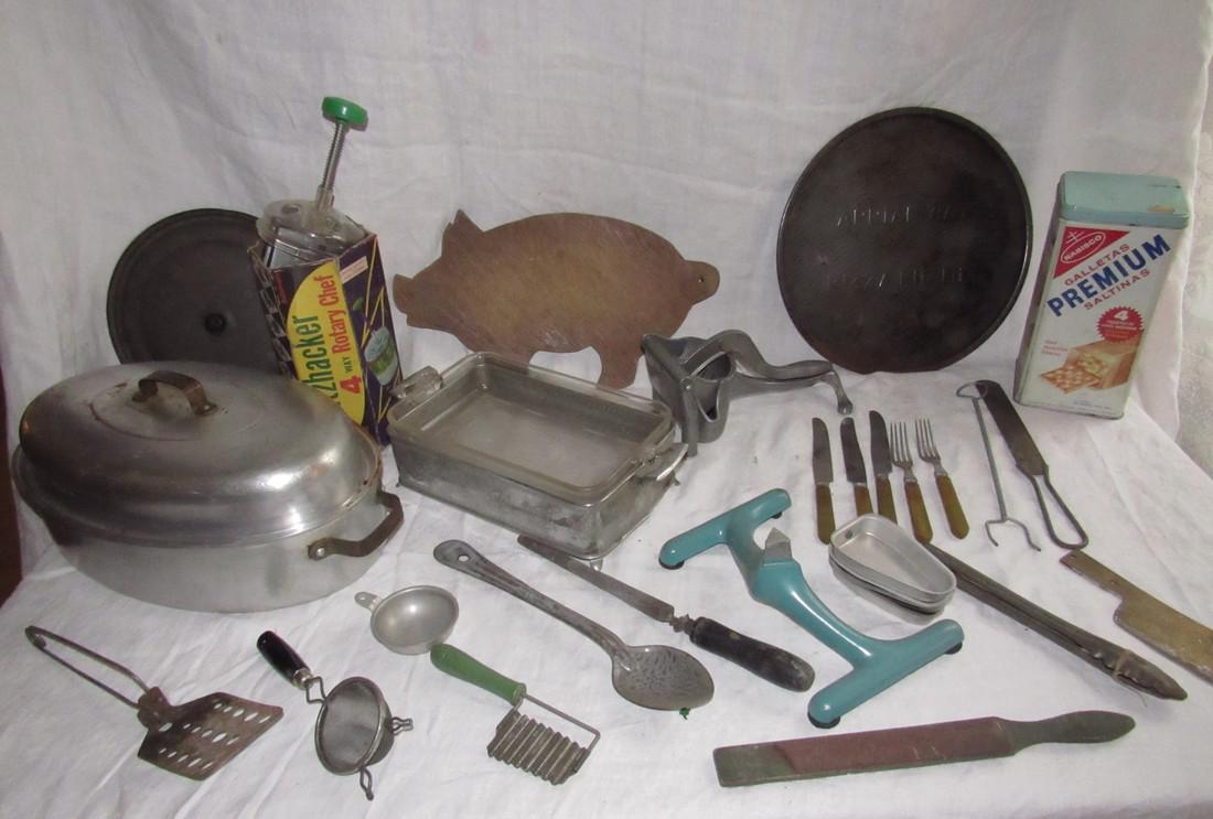 Vintage & Primitive Kitchenware Pig Cutting Board (1 of 5)