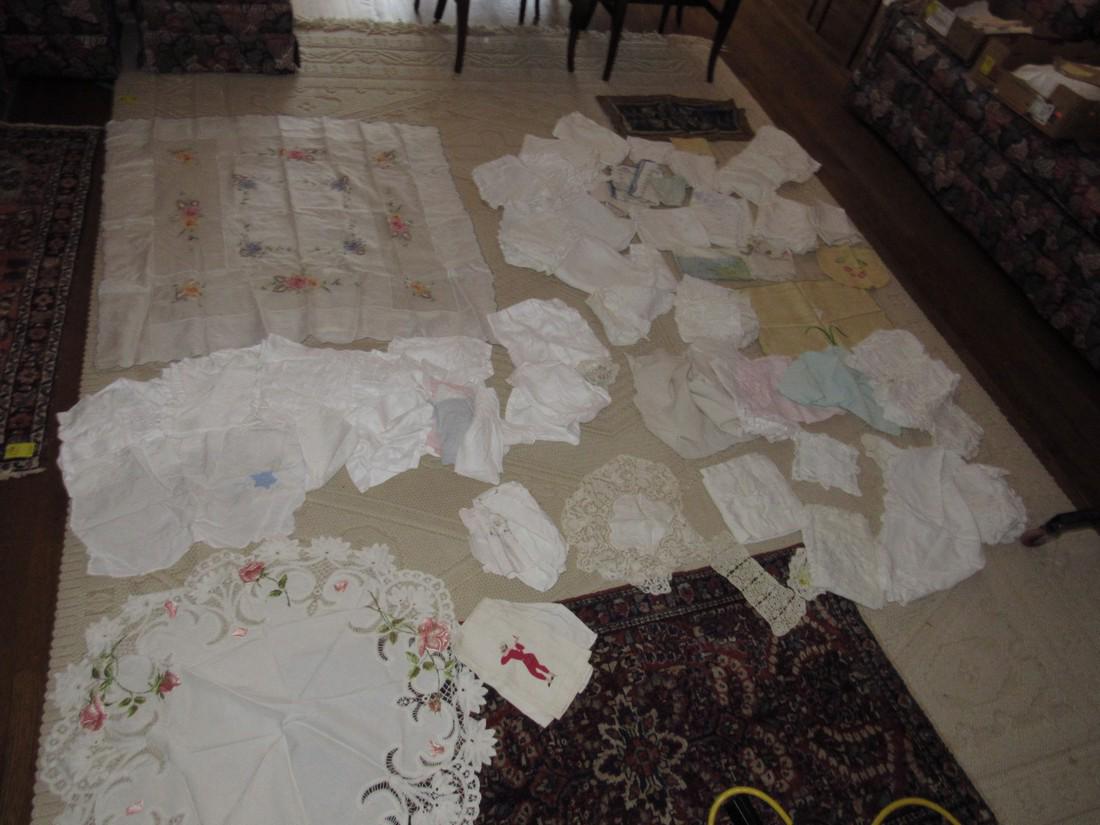 Large Lot of Linens Table Clothes Doilies Runners (1 of 7)