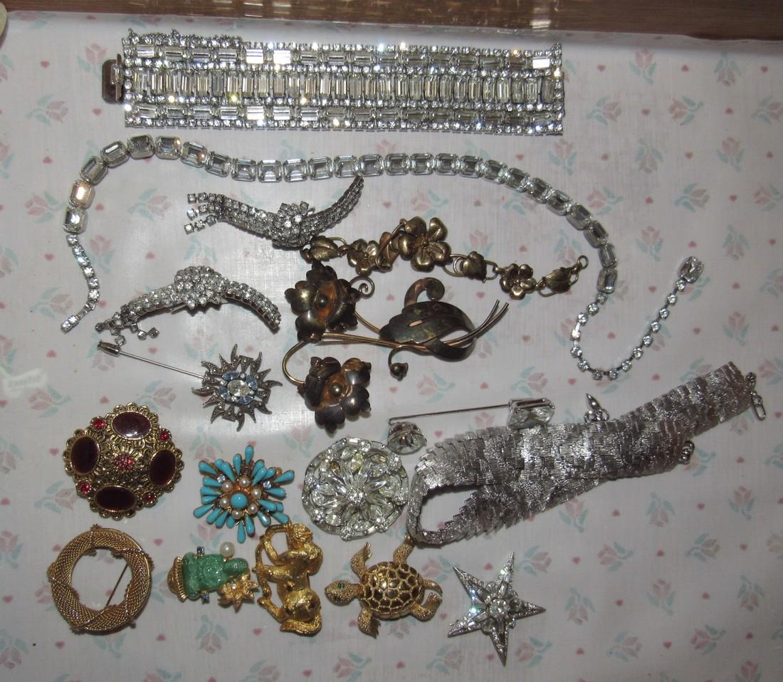 Costume Jewelry Bracelets Necklaces Brooches (1 of 4)
