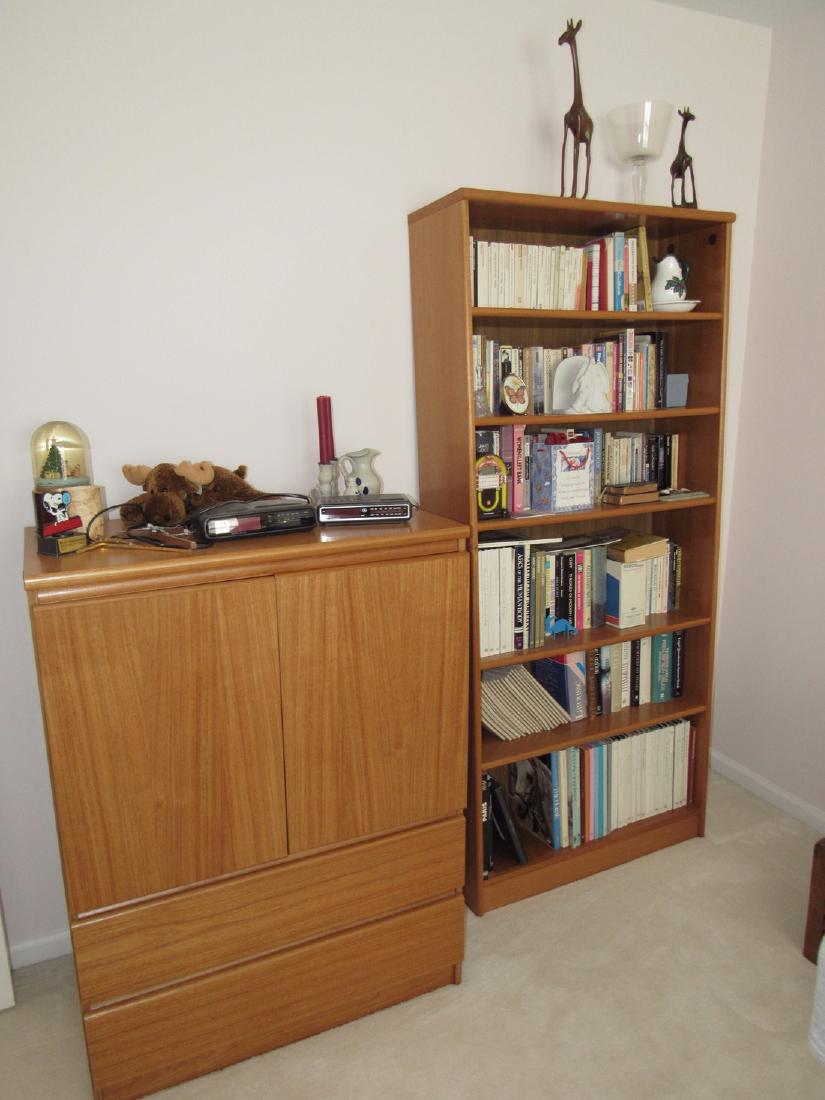 Cabinet & Book Shelf With Contents (1 of 9)