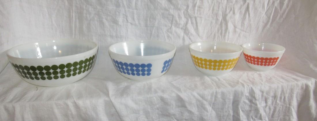Pyrex Dot Mixing Nesting Bowls (1 of 4)
