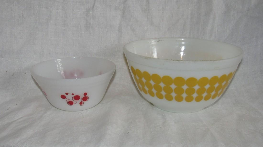 Pyrex 402 1 1/2 Quart Yellow Dot Mixing Bowl (1 of 1)
