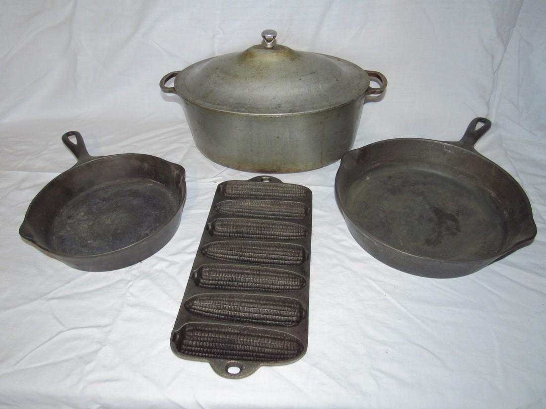 Wapak & Sidney #8 Cast Iron Skillets Corn Mold (1 of 3)
