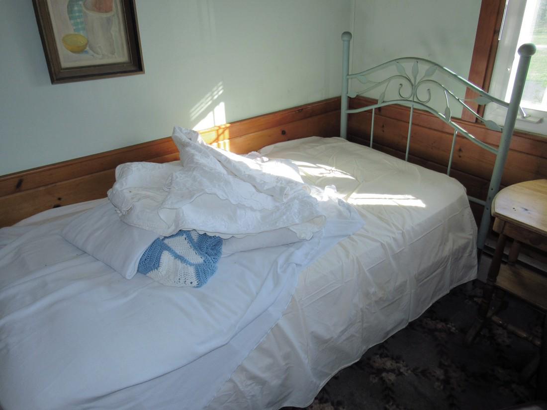Single Bed: Approx. 39" x 75". No footboard
