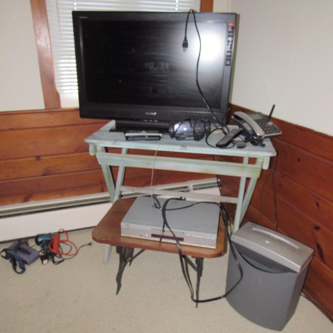 31" Sony Flat Screen TV Shredder Telephones Radio (1 of 4)