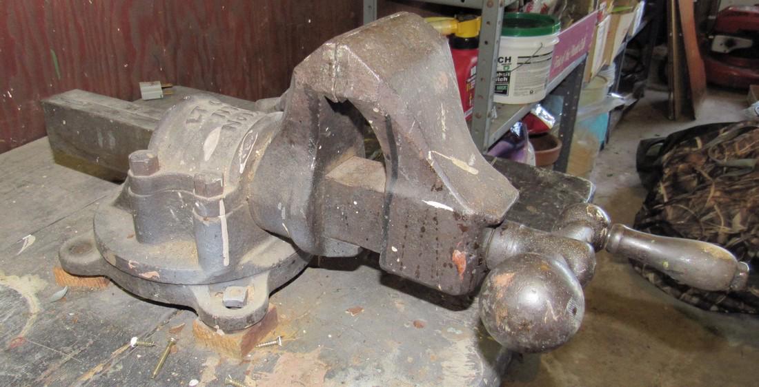 Antique LT Co. No. 110 Blacksmith Vise w/ 4" Jaws (1 of 5)