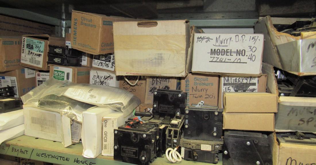 Murray Bryant Cutler Hammer Circuit Breakers Lot (1 of 9)