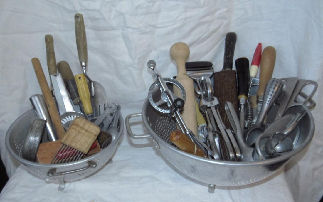 2 Colanders Ice Cream Scoops & Vintage Utensils (1 of 4)