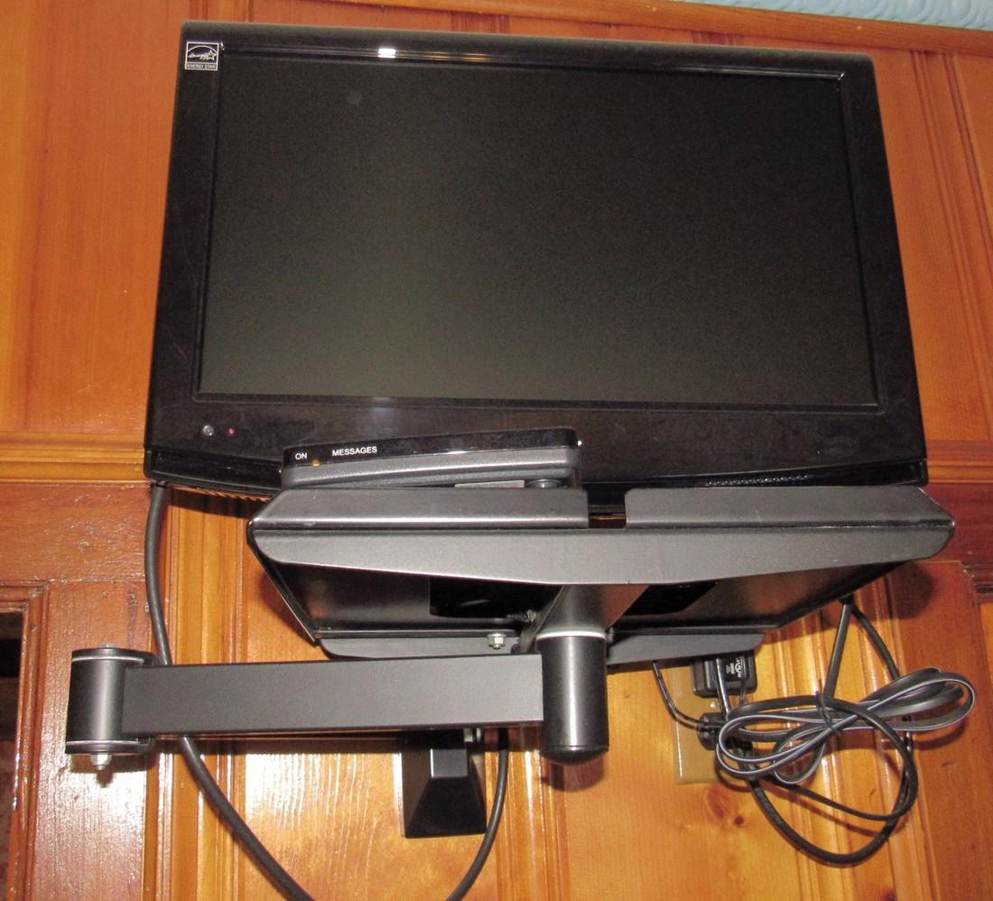 Haier 18" Flat Screen TV and Wall Bracket (1 of 2)