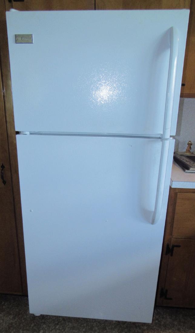 Frigidaire Refridgerator / Freezer (1 of 4)