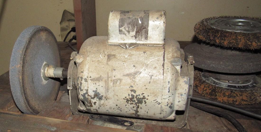 Grinder Works !: You must remove from workbench. Also comes with wheels / stones