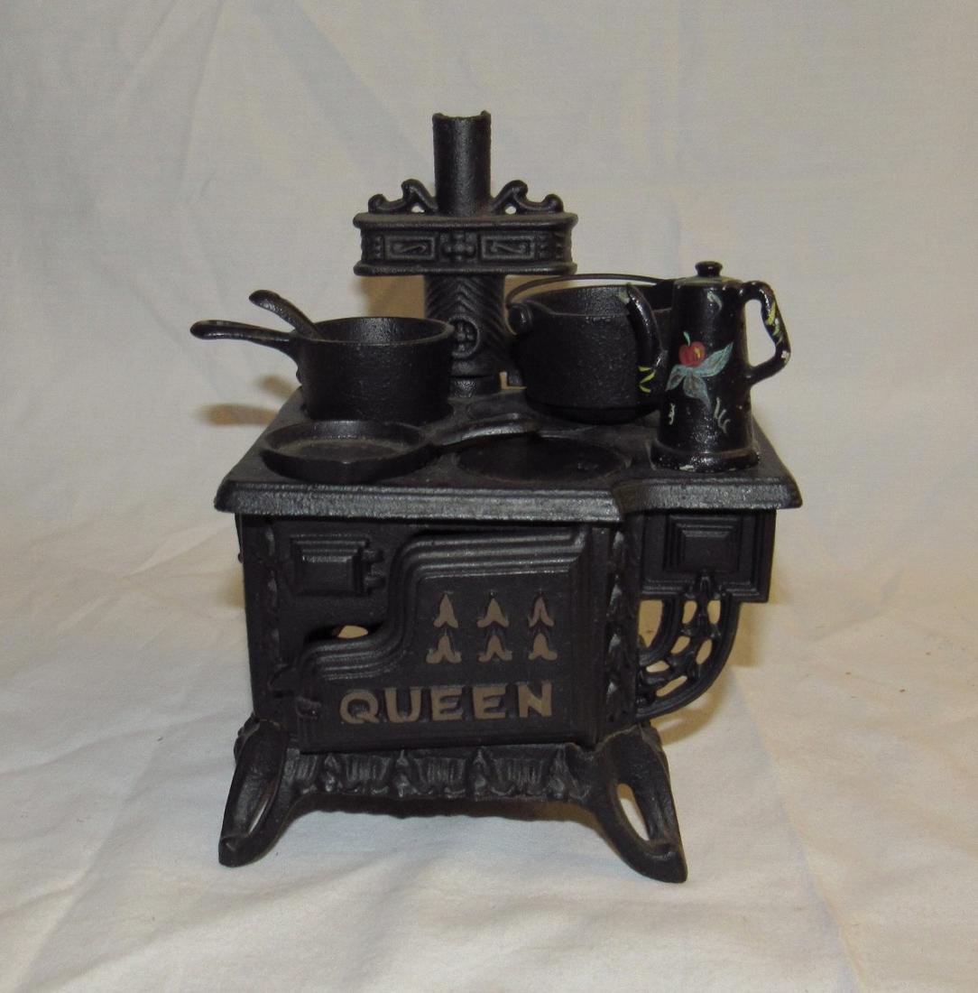 Queen Cast Iron Doll Stove w/ Pots Pans & Teapot (1 of 3)