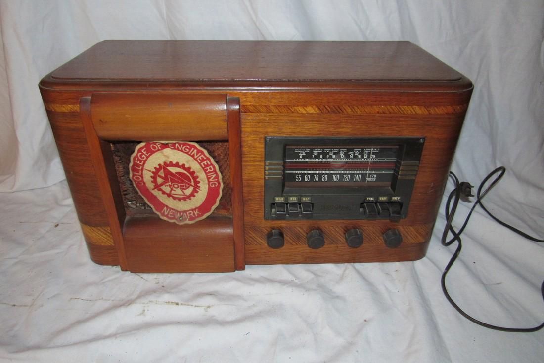 RCA Victor Tube Radio: Sold in untested condition. Speaker cover is damaged