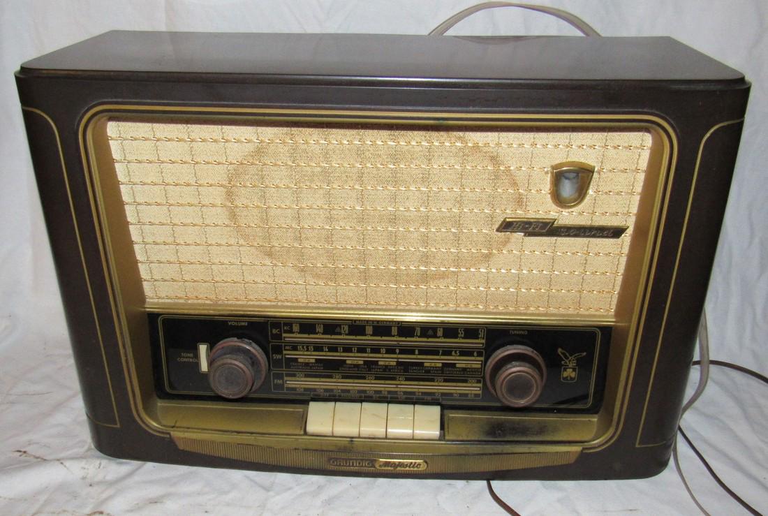 Grundig Majestic model 1055 Radio (1 of 4)